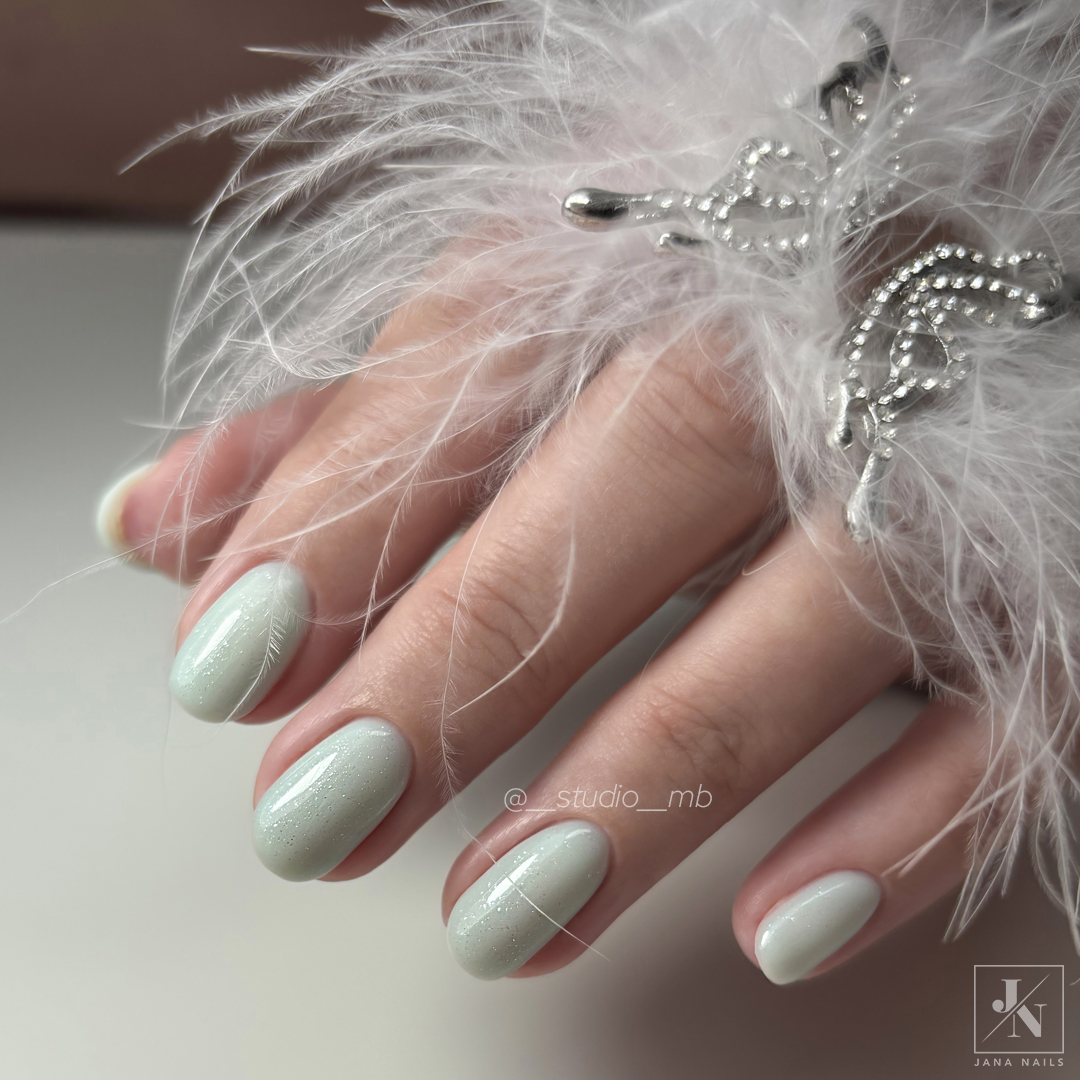Bojana Matesic Acrygel milky white dura Minty kiss i Gitzy silver diamond top IG_3543